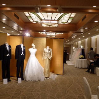 ドレスと披露宴会場