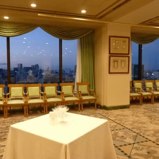 高層階にある会場。夜景が見えます