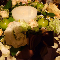 テーブルのキャンドルとお花