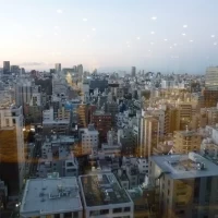 高層階にある会場。景色