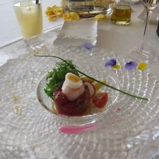 食事です。食器がとてもおしゃれでした。