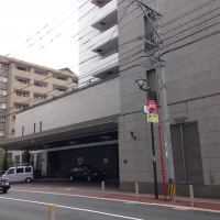 正面には車よせスペースがある