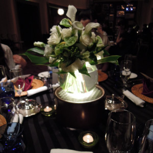 ダークな雰囲気の卓に白と緑が映える♪|372988さんのホテルテラスザスクエア日立(旧ホテル日航日立)の写真(128223)