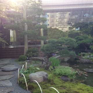 庭園と奥に見える披露宴会場