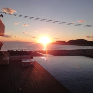 控室からバルコニーに出て、撮った夕焼けです。