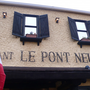 お店の外観。フレンチレストランなのでフランス国旗が。|373491さんのLE PONT NEUF（ポンヌフ）の写真(134608)