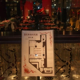 会場にはいってすぐの席表と会場内