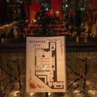 会場にはいってすぐの席表と会場内