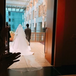 挙式場からでていく新郎新婦
