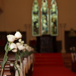 チャペル(椅子には花が付きます)|374090さんの聖ラファエル教会（岐阜）（ウエディング取扱終了）の写真(168488)