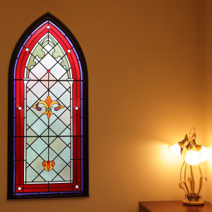 待合室の窓のきれいなステンドガラス|374090さんの聖ラファエル教会（岐阜）（ウエディング取扱終了）の写真(168486)