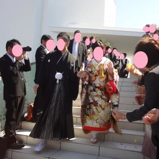 チャペルの外階段にてフラワーシャワー