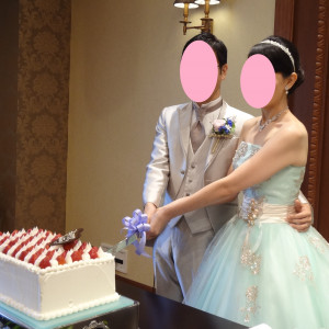 ケーキ入刀（新郎新婦洋装）|374163さんの若宮の杜 迎賓館の写真(408685)