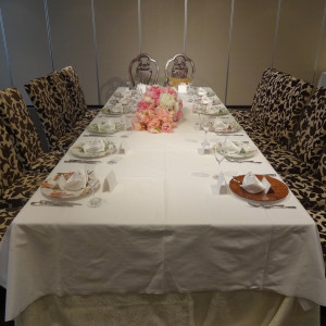 テーブルクロスの白が映えるセッティング|375147さんのセントアクアチャペル梅田（営業終了）の写真(138344)