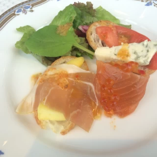 前菜。ノルウェーサーモンが美味でした！