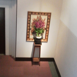 階段に一角。壁の絵と花が素敵です|375376さんの大谷会館の写真(144343)