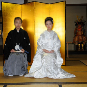 家族紹介の際、新郎新婦はこのようにしています|375377さんの赤坂 氷川神社の写真(157866)
