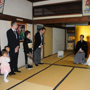 挙式前の家族紹介|375377さんの赤坂 氷川神社の写真(157876)