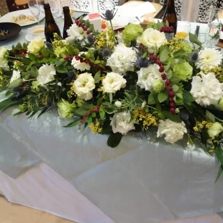新郎新婦がいる席の花