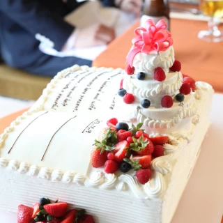 結婚誓約書の形をしたケーキに署名をしました！
