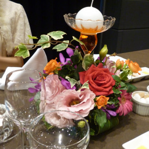ゲストテーブルの装花と演出で使ったキャンドル！|375765さんの海と太陽の教会 レストラン アーネストムーン（ウエディング取扱終了）の写真(143277)