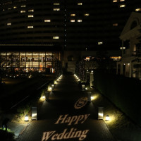 ライトで「Happy Wedding」♪
