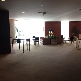 パーティ会場の目の前には広い空間と椅子など