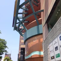 とてもおしゃれなデザインの商業施設内にあります