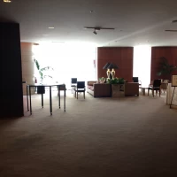 パーティ会場の目の前には広い空間と椅子など