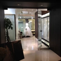 専用のドレススタジオはとても広くて種類が豊富