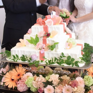 真っ白のケーキが3段重ねに。お花もあって可愛いケーキでした|375982さんのPerte Spazio(ペルテスパーツィオ)（ウエディング取扱終了）の写真(143920)