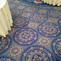 宴会場はブルーの絨毯