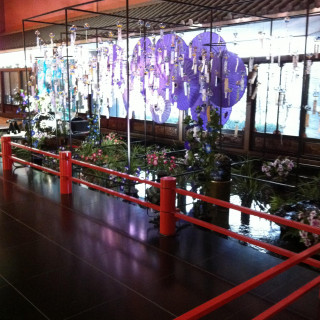 招待客が必ず通るロビー☆季節毎のお花が飾られます。