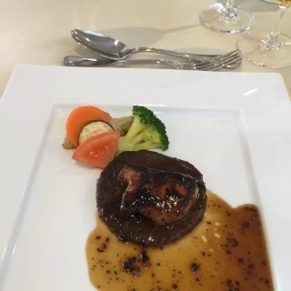 牛ヒレ肉　フォアグラとトリュフソース