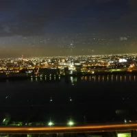 夜、レストランから見えるの海側の景色