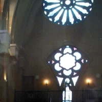 結婚式では紐をひくと、鐘が鳴り響きます。