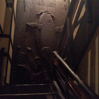 宴会場へ続く階段には素晴らしい彫刻がみられます。