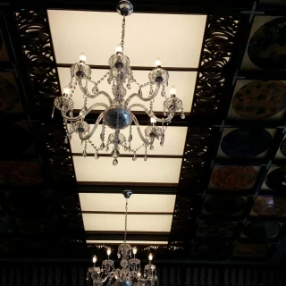 会場の天井は高くレトロなシャンデリアが下がっています。