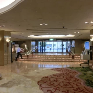 入り口を観た広いロビーホールです。