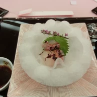 雪の器の中に入った刺身です。