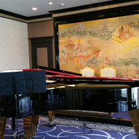 会場の一角には日本に3台しかないというピアノが入っています