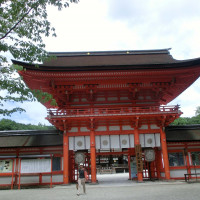 こちらが神社の正門で、この中の建物で式が行われます。