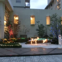 入り口は立派な車寄せになっています。