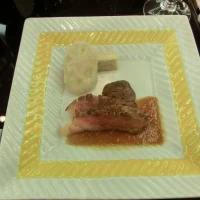 メインの肉料理です。和の中に洋風なイメージです。