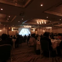 スクリーンの設備もありいろいろな演出が可能です。
