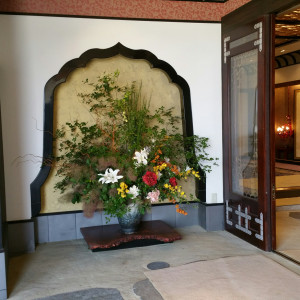 玄関の門をくぐると素晴らしい生け花でお出迎えです。|377229さんの満華月の写真(254944)