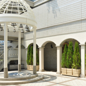 ガーデン内鐘　後ろにチャペル|377315さんのANAクラウンプラザホテル大阪の写真(155920)