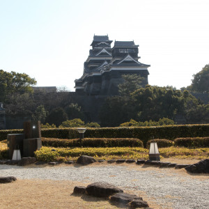 お城がバックにある中庭|377372さんのKKRホテル熊本の写真(188533)