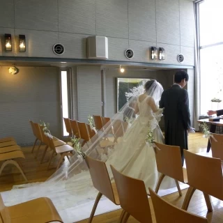 会場にもお花を飾ってもらえます。席も多く広かったです。