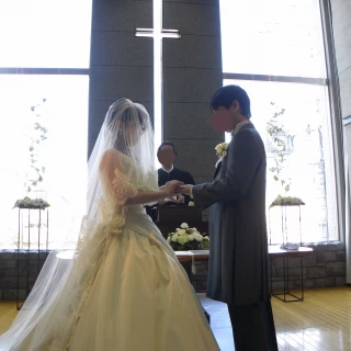 神父さんの前で結婚の誓いをたてることができます。
